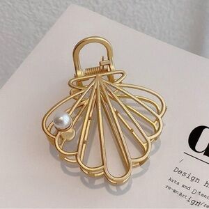 Elegant Golden Shell Hair Clip with Pearl Accent